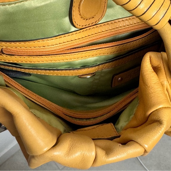 B Makowsky mustard Leather / Silvertone Hardware Shoulder Bag vintage Y2K 90’s - Picture 4 of 14